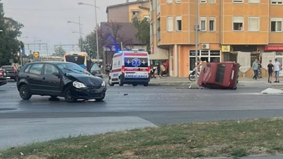 OD SILINE UDARA AUTOMOBIL ZAVRŠIO NA KROVU U sudaru dve osobe povređene