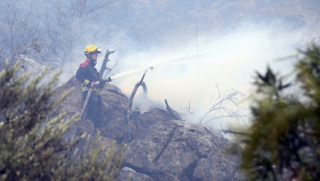 ZLATIBORSKI OKRUG OBAVIJEN OBLAKOM CRNOG DIMA! Ogroman požar u vrletima nadomak Uvca!