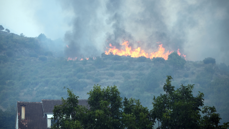 VATRA BESNI U OKOLINI ARANĐELOVCA I KRALJEVA! Darosava u plamenu! (FOTO)