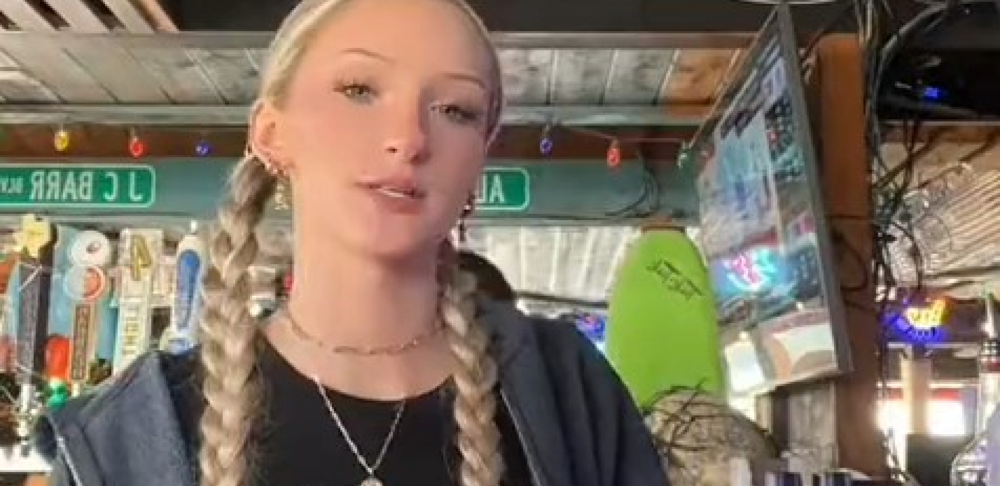 KONOBARICA DOBILA BAKŠIŠ OD PREKO STO HILJADA DINARA Ali prvo je morala mušteriji da ispuni ovaj NEOBIČAN zahtev! (VIDEO)