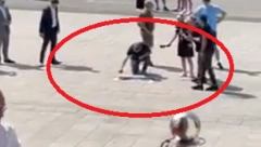 ĆUTA ŽESTOKO NAPRAVIO BUDALU OD SEBE Šara grafit ispred Skupštine - Ovo je vrhunac njegove briljantne političke misli