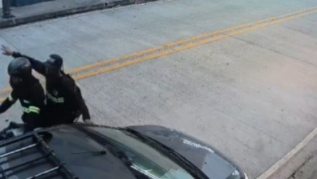 LOPOV NATERAO ŽENU DA MU PREDA TELEFON Međutim, vozač obližnjeg automobila je video šta se dešava, usledio filmski veleobrt! (VIDEO)