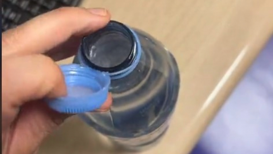 SVE VREME SMO POGREŠNO OTVARALI Evo kako da pijete iz flaše, a da vam više nikada ne smeta pričvršćeni čep! (VIDEO)
