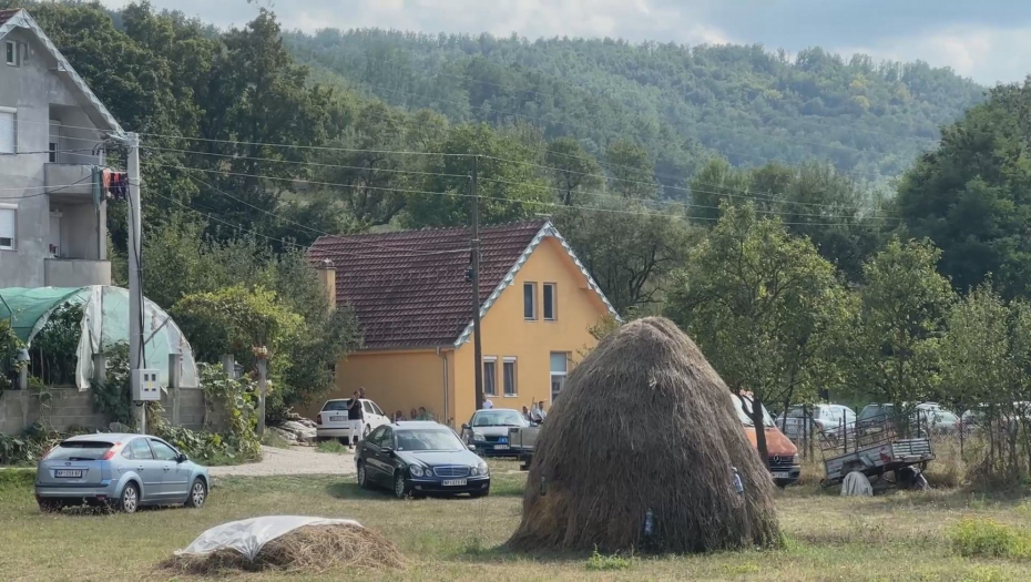 OVO JE KUĆA KOD NOVOG PAZARA U KOJOJ JE MUŠKARAC UBIO SVOJU SUPRUGU, PA IZVRŠIO SAMOUBISTVO Meštani u šoku nakon zločina (FOTO GALERIJA)