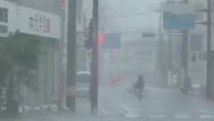 PRIBLIŽAVA SE SNAŽAN TAJFUN Stručnjaci izdali važno upozorenje, vetar duva 252 km/h (VIDEO)