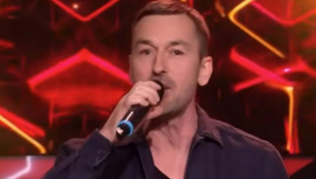 NAŠ PEVAČ IZBODEN NA NASTUPU Otkriveni detalji jezivog napada, pijani gost mu prišao s leđa