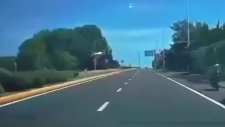 LJUDI U ŠOKU GLEDAJU ŠTA SE DEŠAVA Avion sleće nasred puta, kamera zabeležila dramatičnu scenu (VIDEO)