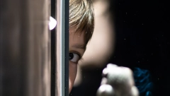 CRNO DETE, ŠTA URADI? Dečak (4) napravio neviđenu štetu u muzeju, roditelji se uhvatili za glavu kada su videli haos