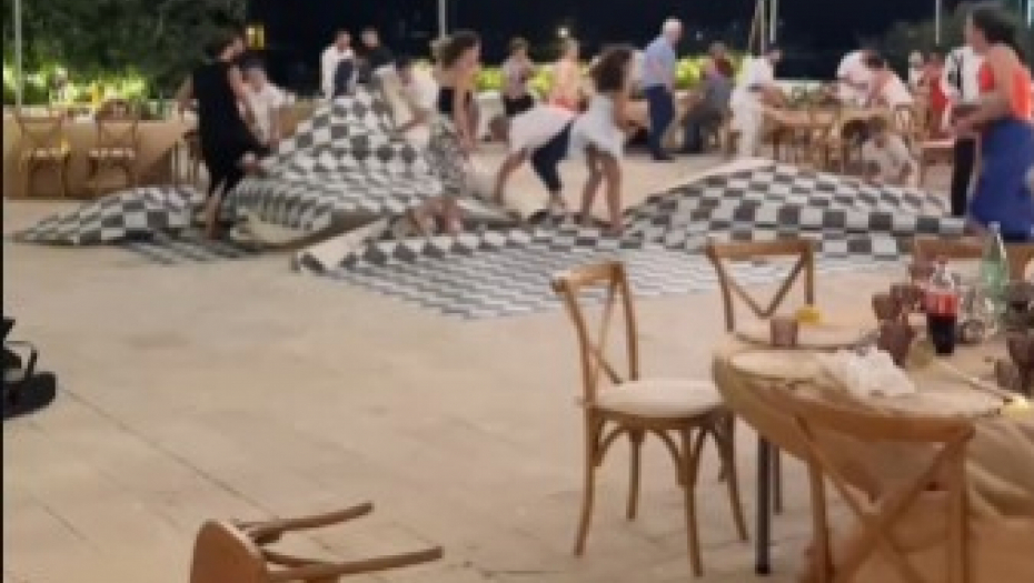 VENČANJE U HRVATSKOJ SE PRETVORILO U KATASTROFU Stolice padale, tepisi se podizali, pribor leteo na sve strane! (VIDEO)