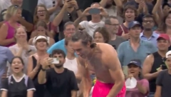 ŠOK NA US OPENU Pobedio Srbina, a onda se skinuo i pokazivao mišiće (VIDEO)