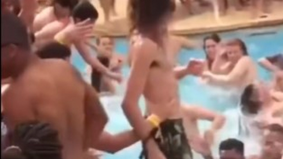 ISKORISTIO SLIČNOST SA ISUSOM DA NAPRAVI URNEBESAN SKEČ Kada se pojavio u bazenu, prisutni popadali od smeha - kao da je pravi! (VIDEO)