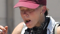 PRLJAVA, KOPA PO KONTEJNERU, POSTALA BESKUĆNICA Nekada najlepša žena, svi su joj se divili, a onda dotakla dno