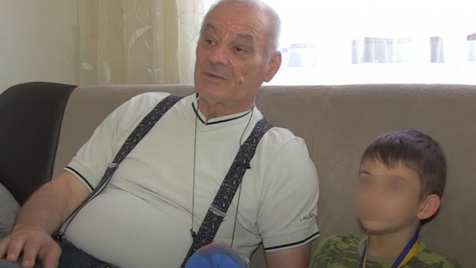 KADA SU SE RAZVELI SIN I SNAJA, DEDA IZ TUZLE JE USVOJIO 3 UNUKA: "Uzeo sam ih za ruke i doveo kući" (VIDEO)