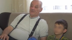 KADA SU SE RAZVELI SIN I SNAJA, DEDA IZ TUZLE JE USVOJIO 3 UNUKA: "Uzeo sam ih za ruke i doveo kući" (VIDEO)