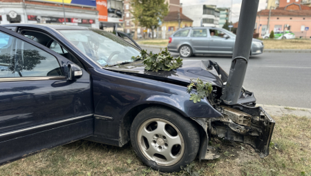 VOZAČ MERCEDESA IZGUBIO KONTROLU I UDARIO U BANDERU Muškarac reanimiran, pa prevezen u bolnicu (FOTO GALERIJA)