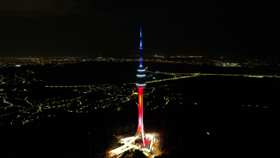 SIMBOLI BEOGRADA U ZNAKU PRIJATELJSTVA SRBIJE I FRANCUSKE U bojama trikolora su Kula Beograd, Avalski toranj, Brankov most i fontana na Slaviji