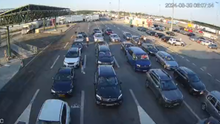 OČEKUJE SE POJAČAN SAOBRAĆAJ Putnička vozila na Batrovcima čekaju tri sata (FOTO)