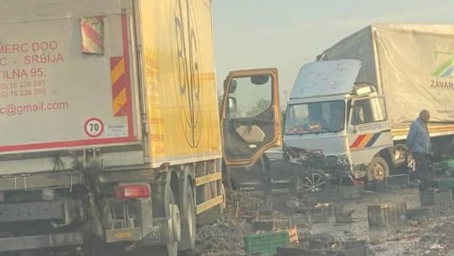 AUTOMOBIL SMRSKAN IZMEĐU DVA KAMONA   Jezive slike sudara kod Batočine, povređeni su prevezeni u Kragujevac