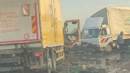 DVE OSOBE POVREĐENE KOD BATOČINE   Automobil završio između dva kamiona