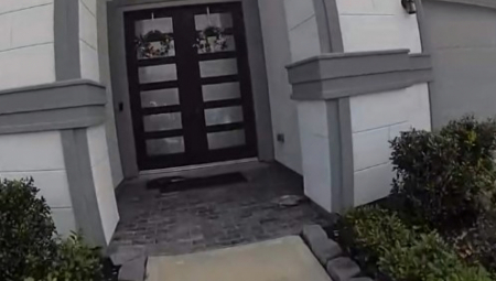 '''TI SI HEROJ, ZASLUŽUJEŠ POVIŠICU'' Divlja zver se pojavila na kućnom pragu, hrabri policajac je ščepao golim rukama! (VIDEO)