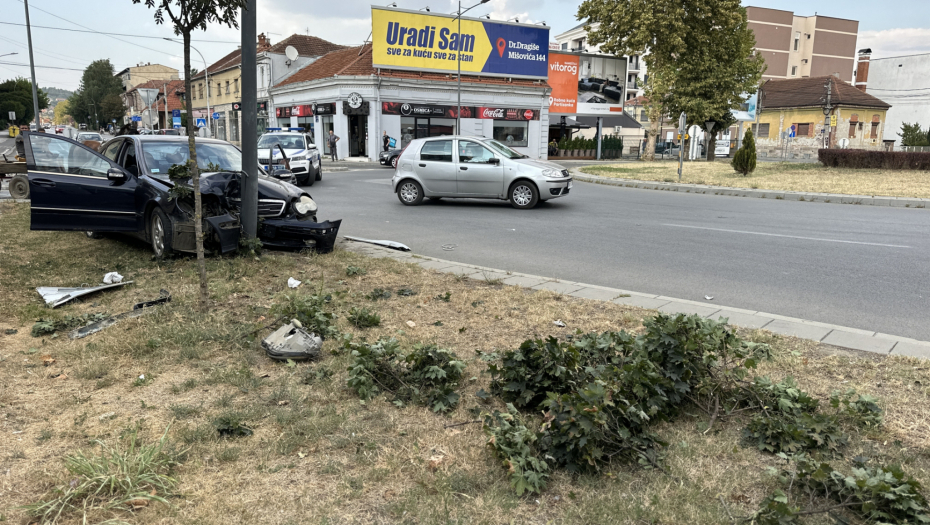 DOŽIVEO SRČANI UDAR TOKOM VOŽNJE Muškarac koji je udario u betonski stub u centru Čačka preminuo u bolnici