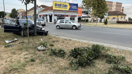 DOŽIVEO SRČANI UDAR TOKOM VOŽNJE Muškarac koji je udario u betonski stub u centru Čačka preminuo u bolnici