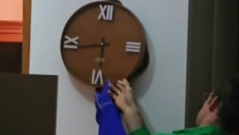 ČOVEK POMERIO ZIDNI SAT Kada je video šta se nalazi pozadi, zanemeo je od šoka! (VIDEO)