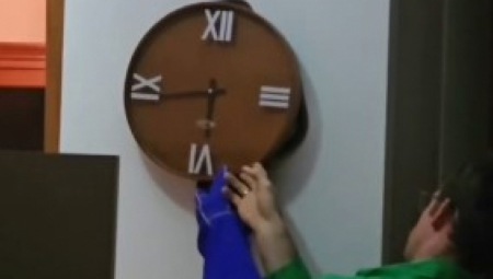 ČOVEK POMERIO ZIDNI SAT Kada je video šta se nalazi pozadi, zanemeo je od šoka! (VIDEO)