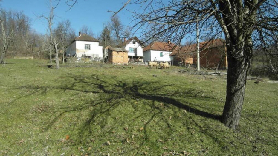 IMANJE SA KUĆOM DAJU ZA SAMO 13.000 €: 120 ari uz reku za male pare, ali 1 stvar mora da se sredi (FOTO)