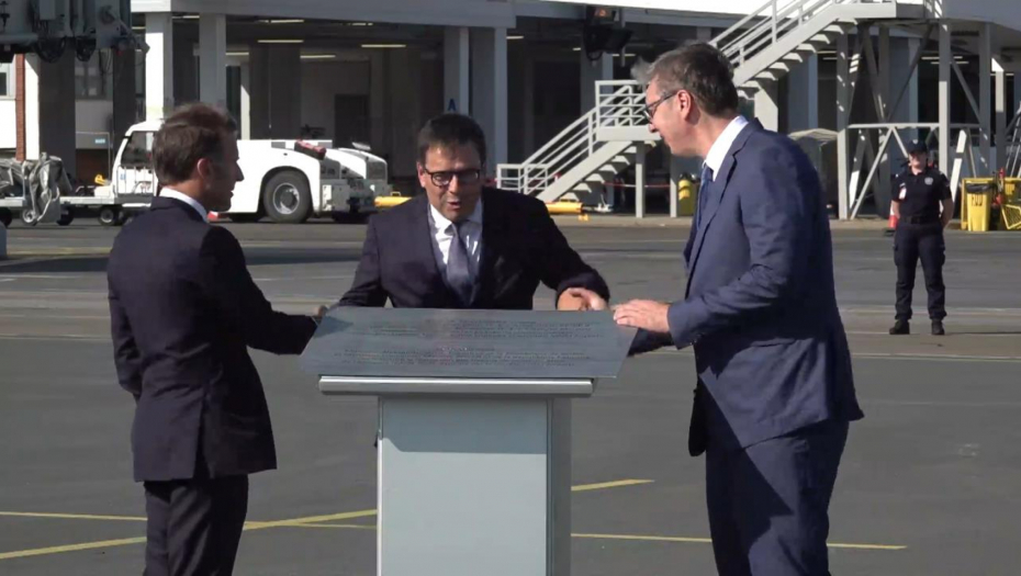 POSETA KRUNISANA SVEČANOŠĆU Vučić i Makron otkrili ploču na BG aerodromu povodom završetka radova (FOTO)