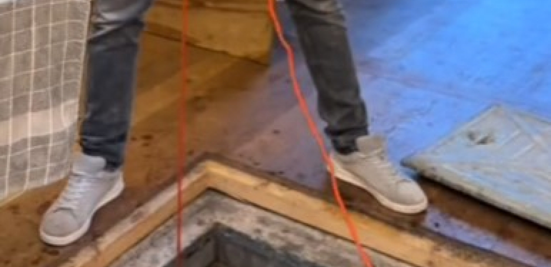 MENJALI POD U KUHINJI, PA NAŠLI TAJNI PROLAZ Čuli su kako nešto žubori ispod kuće, kad su videli šta je ostali su u šoku! (VIDEO)
