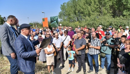 Vesić obišao radove na Tomaševačkom mostu: Saobraćajno povezujemo Banat