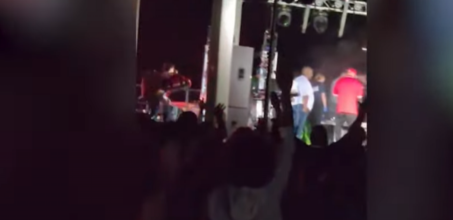 PREMINUO NAKON PADA! Jezivo! Snimljen trenutak kad je čuvenom reperu pozlilo na bini