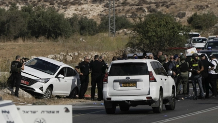 TRI OSOBE UBIJENE U NAPADU NA POLICIJSKO VOZILO Drama na Zapadnoj obali (FOTO)