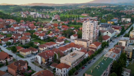 "TRAJNO ODUZIMANJE DOZVOLE ZA OVAKVE" Bizarna scena zabeležena u Gornjem Milanovcu, mreže se usijale od komentara (FOTO)