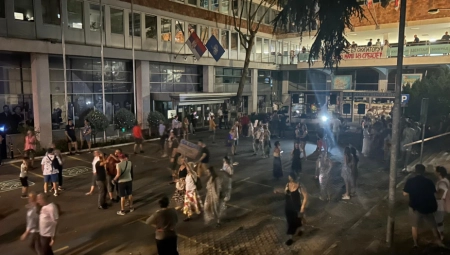 MOTAJ KABLOVE, GOTOV PROTEST Lažni ekolozi blokirali grad na sat i po vremena (FOTO/VIDEO)