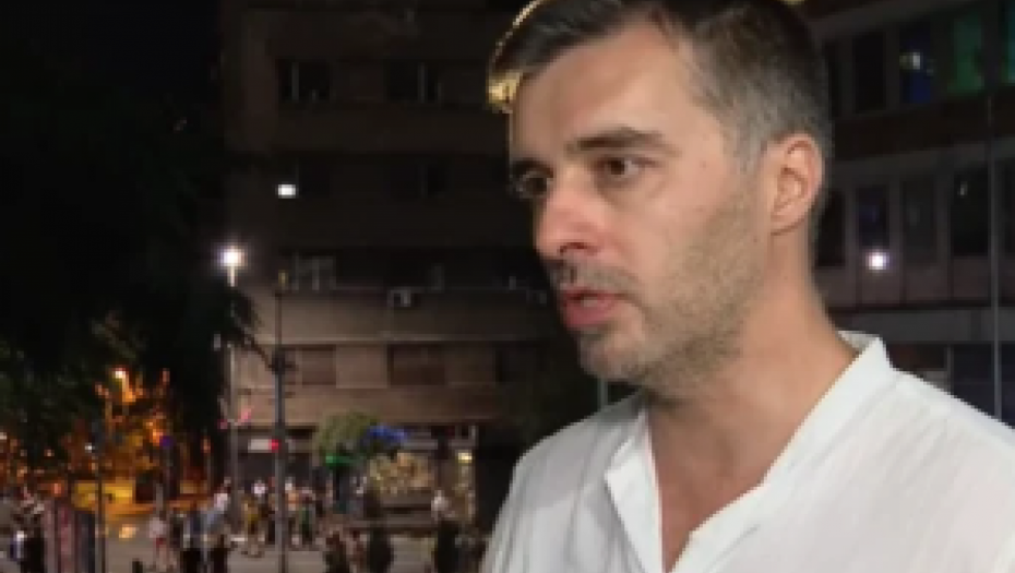 NJEMU JE POLITIKA SAMO NAČIN DA ZARADI PARE! Savo Manojlović prodaje majice, šalje ljudima mejlove u kojima traži novac!