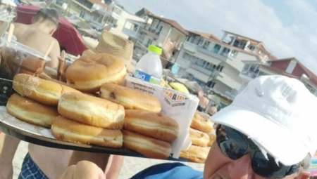 ČIKA LAZA JE NAJSTARIJI PRODAVAC KROFNI, SRBI GA OBOŽAVAJU! Već 17 godina na ovaj način zarađuje za život na poznatoj grčkoj plaži! (FOTO)