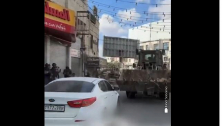 JEZIVI SNIMAK IZ GAZE: Izraelska vojska juri palestinske novinare buldožerom da ih ubije (VIDEO)