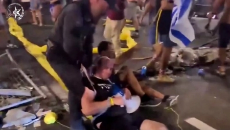 UZNEMIRUJUĆI SNIMCI! POLICIJA UBIJA OD BATINA DEMONSTRANTE U IZRAELU: Potpuni haos na ulicama, pesnice sevale na sve strane (VIDEO)