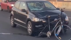 TEŠKA SAOBRAĆAJKA NA MOSTU NA ADI Sudar automobila i bicikla