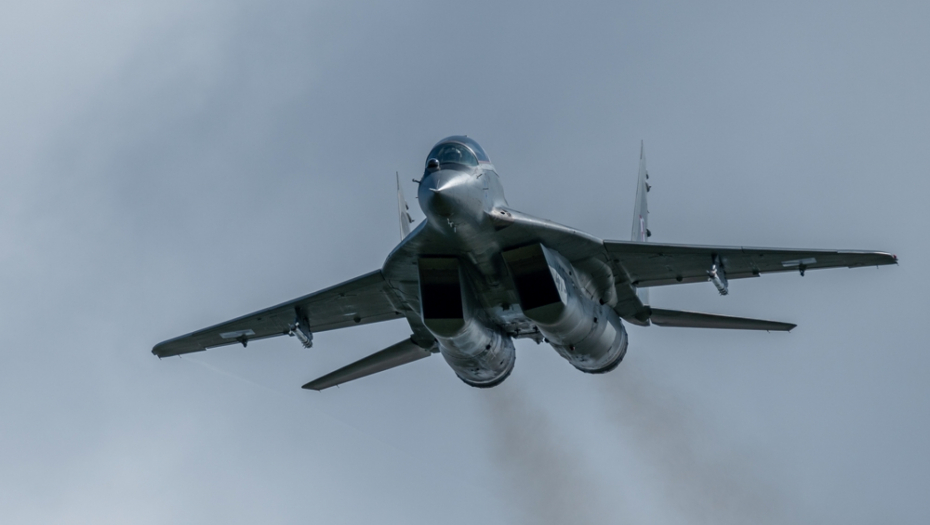 VOJSKA SRBIJE SPREMNA ZA AKCIJU Migovi grme iznad Batajnice (VIDEO)