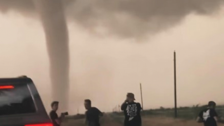 DA LI JE REALNO DA MU JE OVO POSAO? Bežanje od strahovitog tornada pretvorio u unosan biznis, preživeo je ono što niko nije! (VIDEO)