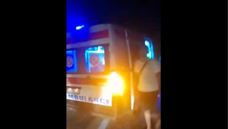 ZAPALIO SE AUTOBUS PUN DECE: Troje završilo u bolnici, ostale evakuisali građani (VIDEO)
