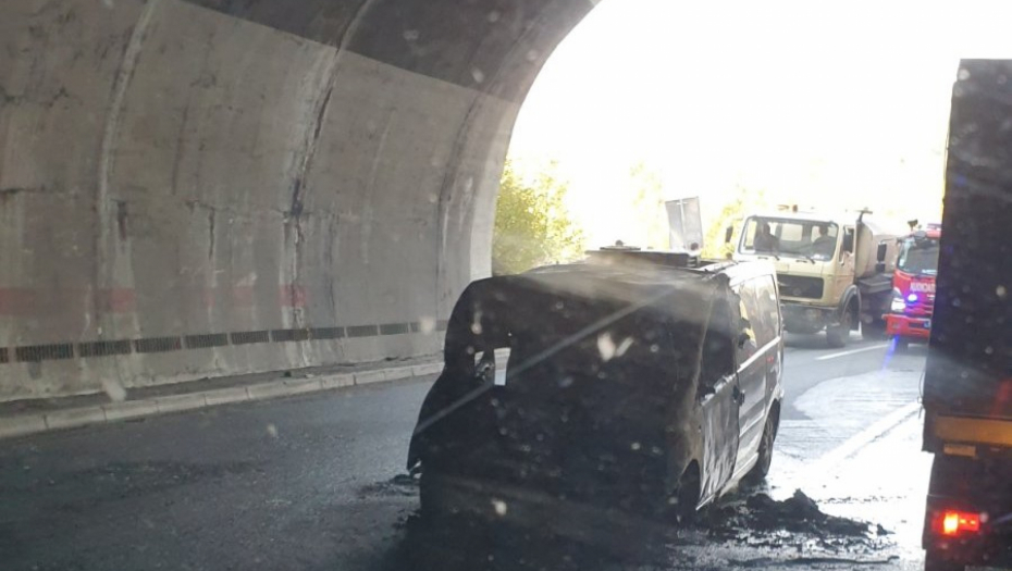 IZGOREO KOMBI U TUNELU Vatrogasci ugasili vatru (FOTO)