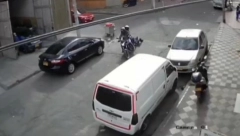 DEVOJKA POKUŠALA DA SPASE TORBU OD LOPOVA Vukli je motorom po asfaltu, završila sa jezivim povredama! (VIDEO)