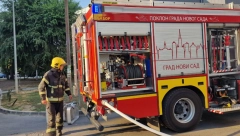 VELIKI DIM KULJA IZ STANA U NOVOM SADU Vatrogasci se bore s požarom (VIDEO)