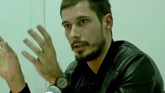 LAŽNI EKOLOG SE BRČKA U SPLITU I GLUMI ŽRTVU BRITANSKOM GARDIJANU Pljujući Srbiju pokušava da se politički okrsti (FOTO)