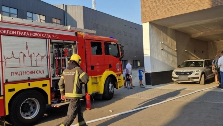 HAOS U NOVOM SADU Automobil se zapalio u podzemnoj garaži (FOTO)