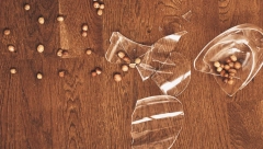 OČISTITE BRZO POLOMLJENO STAKLO Potrebne su vam samo 2 namirnice, oduševićete se kako je lako